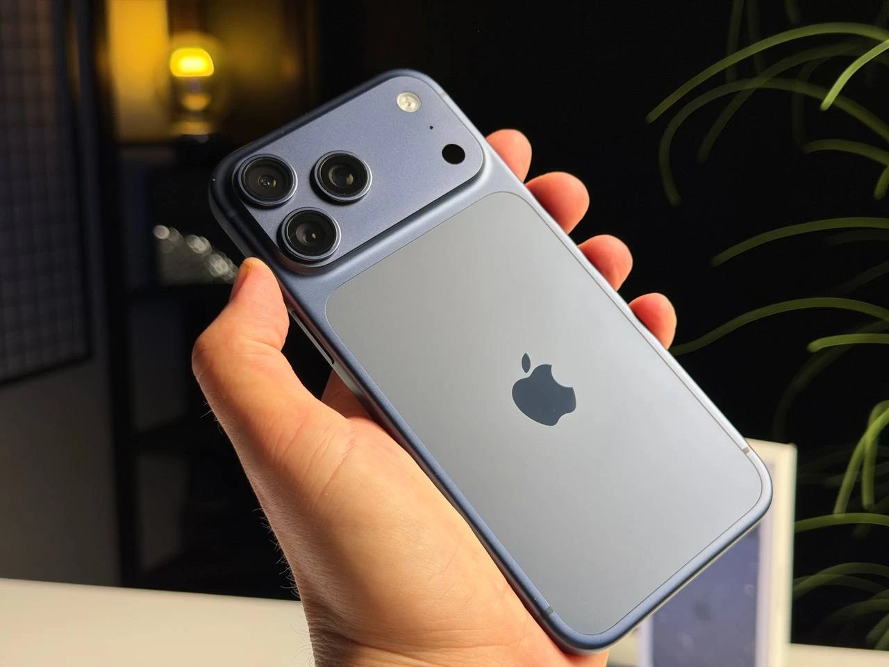 ВЖИВАНИЙ Б/У Apple iPhone 17 Pro Max 1TB Deep Blue (MFYX4) - Стан: гарний | Акумулятор: 93% | Комплектація: повний | Гарантія: 3 міс.