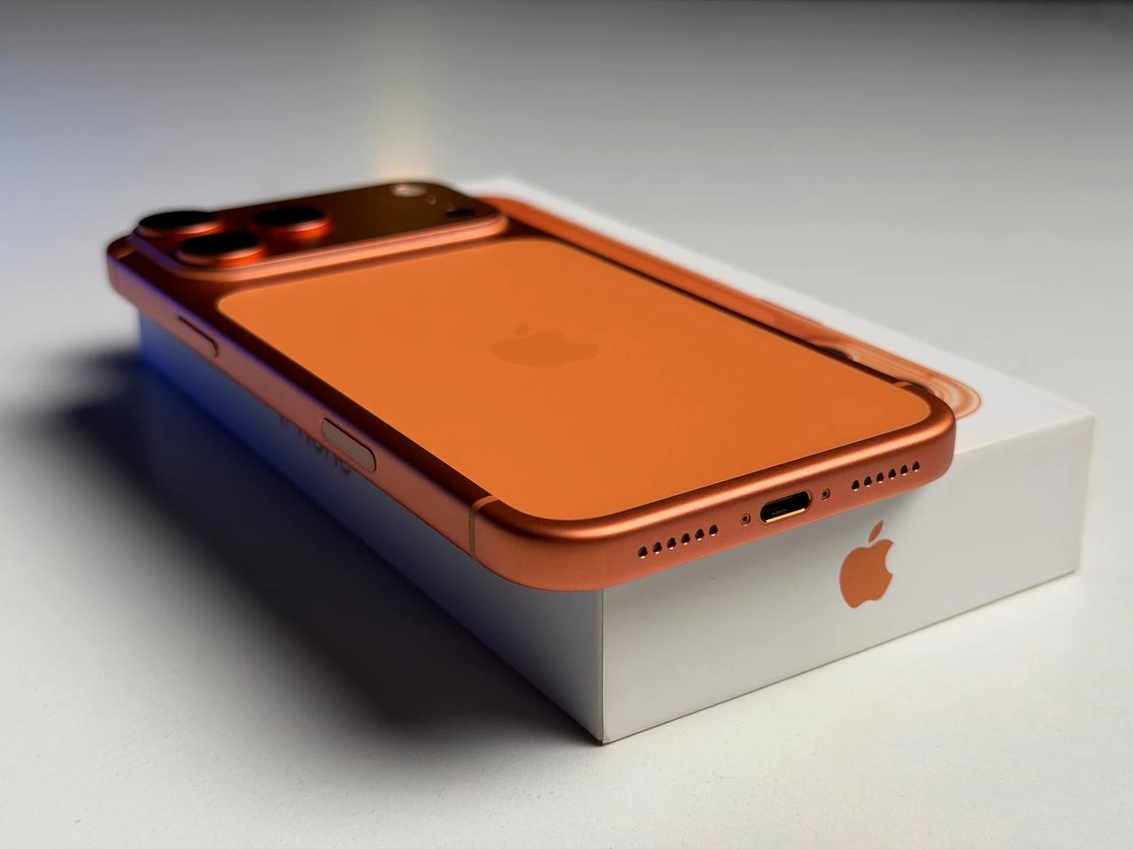 ВЖИВАНИЙ Б/У Apple iPhone 17 Pro Max 512GB Cosmic Orange (MFYT4) - Состояние: хороший | Аккумулятор: 100% | Комплектация: полный | Гарантия: 3 мес.