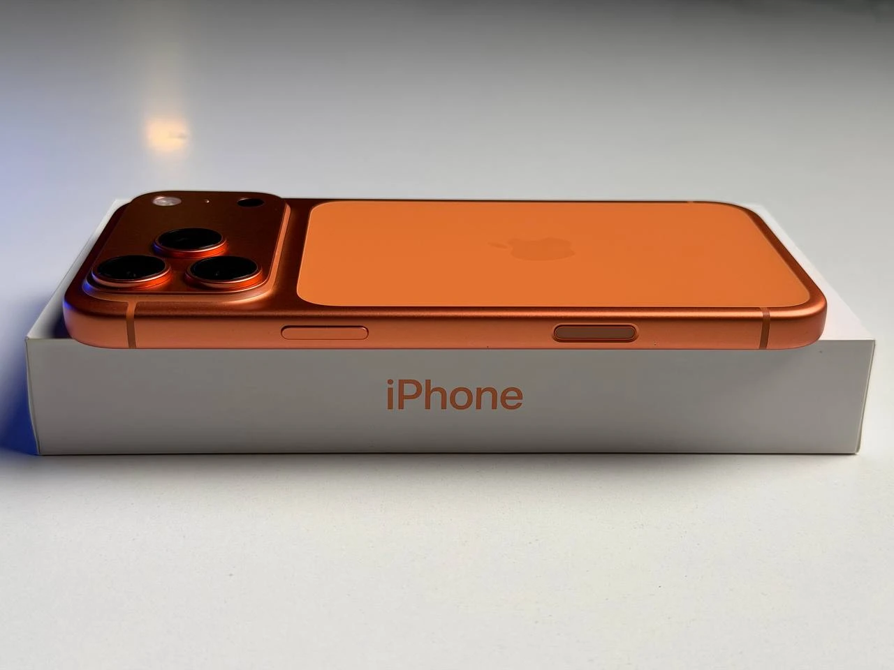 ВЖИВАНИЙ Б/У Apple iPhone 17 Pro Max 512GB Cosmic Orange (MFYT4) - Состояние: хороший | Аккумулятор: 100% | Комплектация: полный | Гарантия: 3 мес.