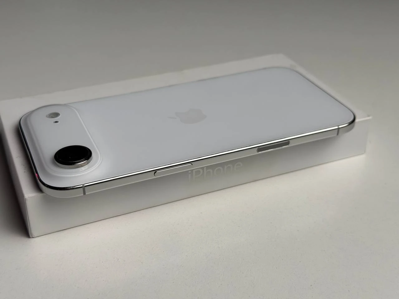 ВЖИВАНИЙ Б/У Apple iPhone Air 256GB Cloud White (MG2M4, MG194, MG284) - Состояние: хороший | Аккумулятор: 93% | Комплектация: полный | Гарантия: 3 мес.