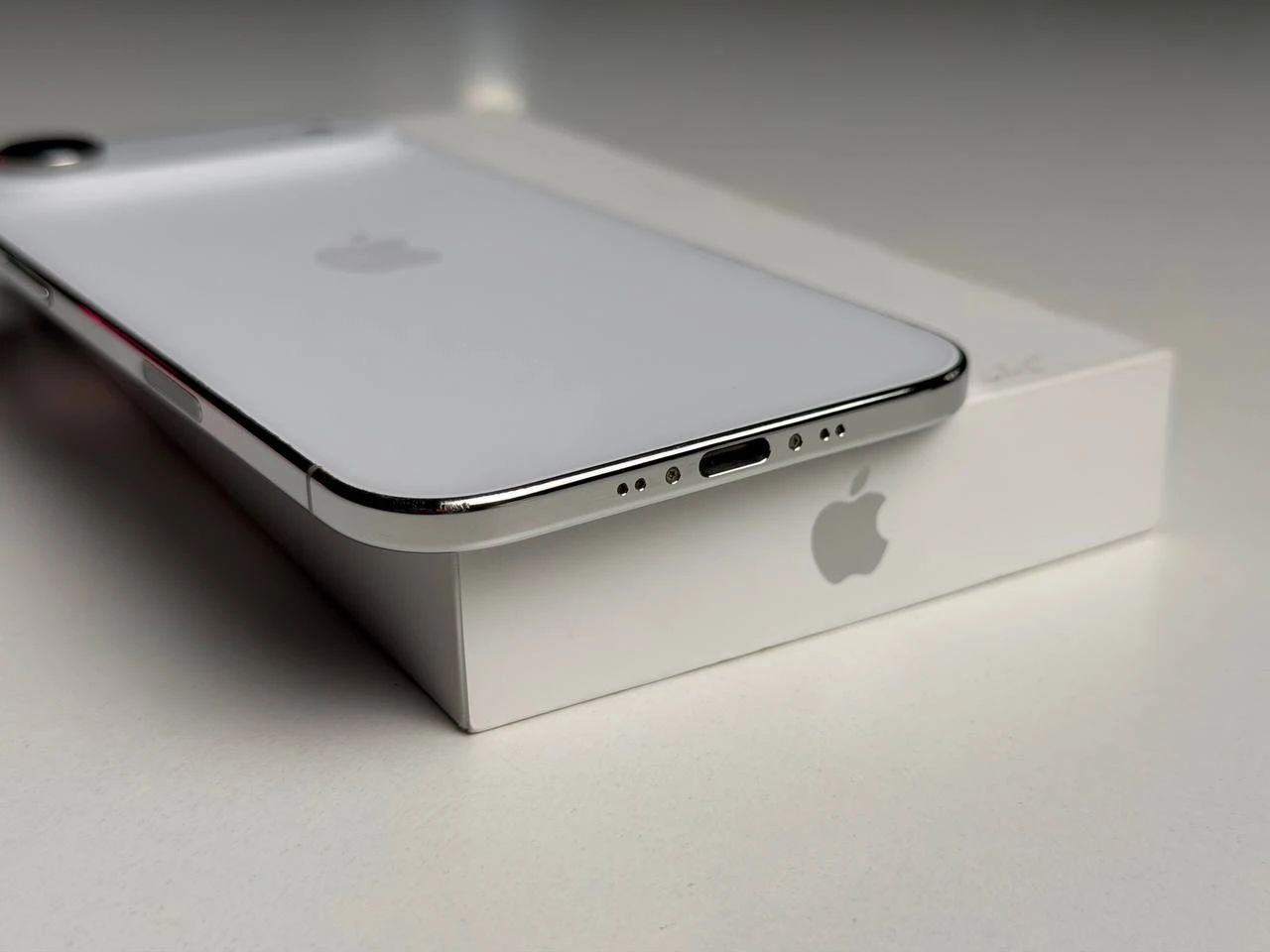 ВЖИВАНИЙ Б/У Apple iPhone Air 256GB Cloud White (MG2M4, MG194, MG284) - Состояние: хороший | Аккумулятор: 93% | Комплектация: полный | Гарантия: 3 мес.