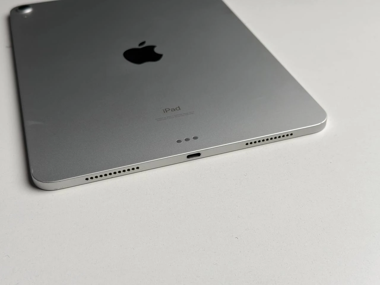 ВЖИВАНИЙ Б/У iPad Air 4 10.9 '' Wi-Fi 256GB Silver (MYFW2) - Стан: задовільний | Акумулятор: 89% | Комплектація: iPad, кабель | Гарантія: 3 міс.