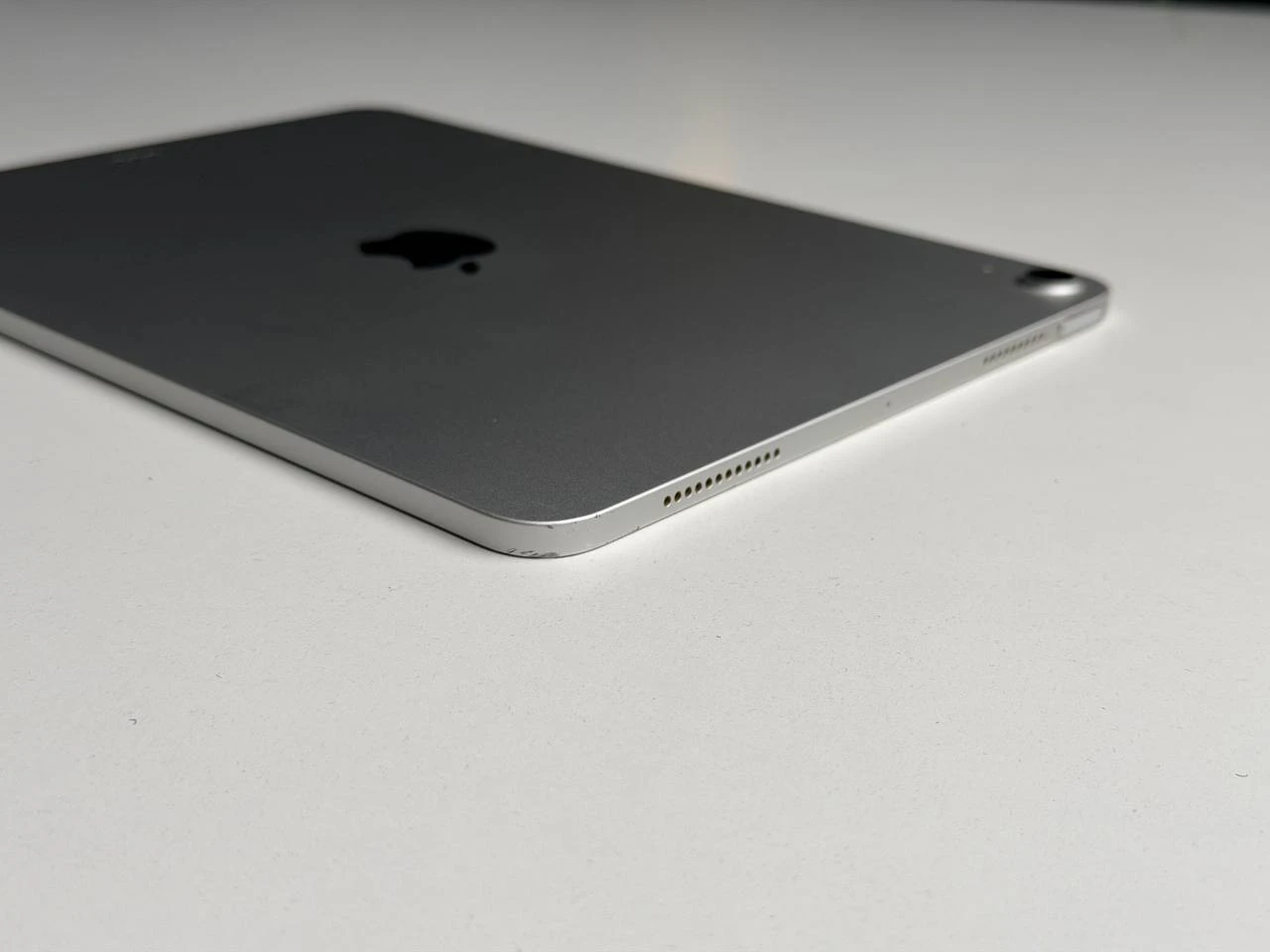 ВЖИВАНИЙ Б/У iPad Air 4 10.9 '' Wi-Fi 256GB Silver (MYFW2) - Стан: задовільний | Акумулятор: 89% | Комплектація: iPad, кабель | Гарантія: 3 міс.